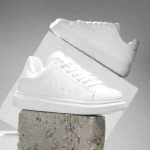 Lightweight casual sneakers