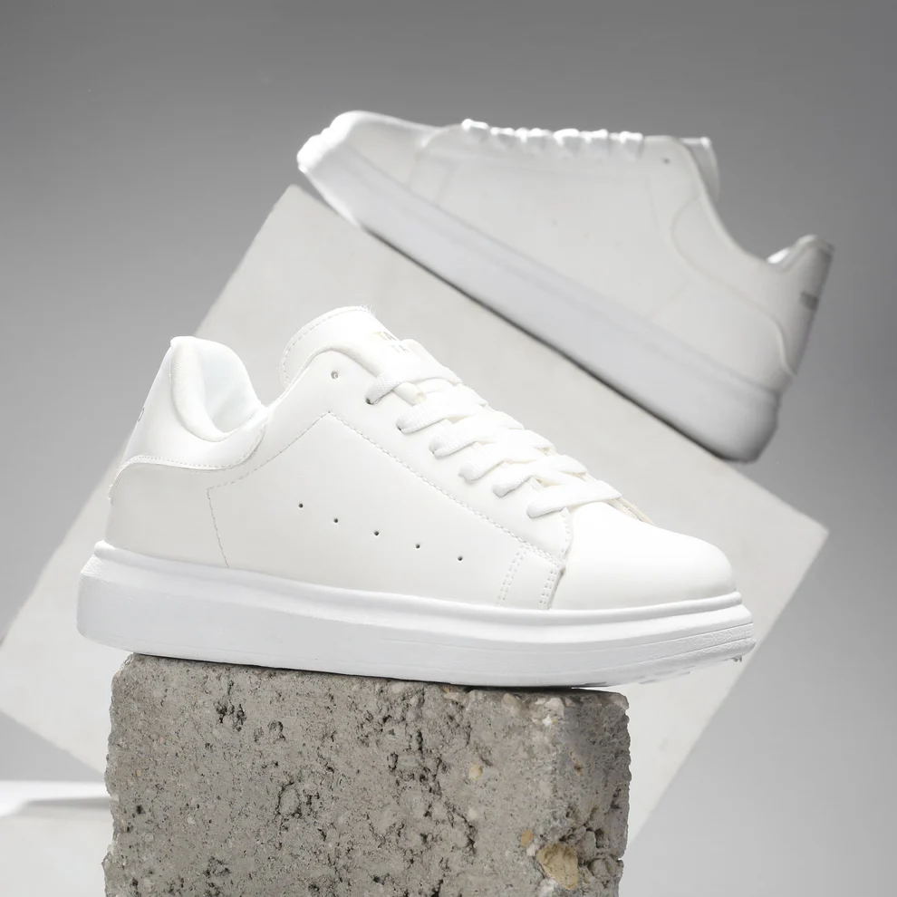 Lightweight casual sneakers