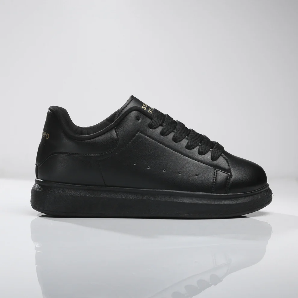 Lightweight casual sneakers